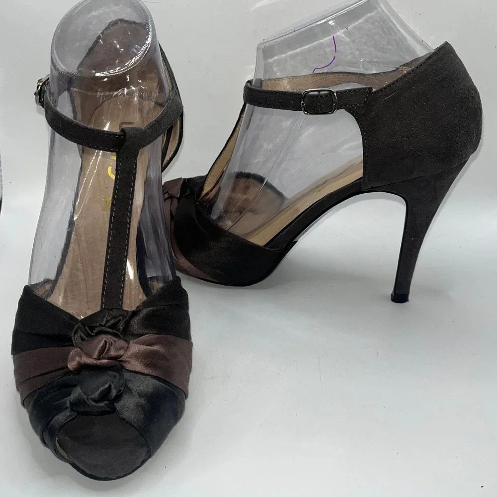 Unisa Womens 7.5M T-Strap Peep Toe Satin Bow Suede Heels Vintage Glam Evening